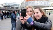 Jugendliche, die ein Selfie schießen.