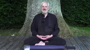 Eberhard Kügler ist Zen-Meister und Fernsehredakteur. Er zeigt, wie man beim Meditieren seinen inneren Schweinehund besiegt