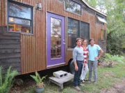 Tiny House Hunters Season3 EP Fresh Start in Asheville, Tiny House Hunters Staffel3 EP Schmales Budget
As seen on Tiny House Hunters, with tiny house expert Randy Jones, and her best friend Christian, potential home buyer Elena, admires the innovative design of this 240 sq. foot tiny house in Swannanoa, NC.