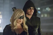 Sara Lance (Caity Lotz) und Arrow (Stephen Amell)