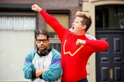 Vince Wingman (Chris Tall, r.) versucht mit geballter Power eine Frau für Roman Maron (Daniele Rizzo) zu finden.