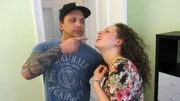 Schon bald zeigt Marvin,li. sein wahres Gesicht, er schlägt Lina, doch sie ist blind vor Liebe.