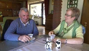 WDR Fernsehen HOF HÖSCHEN Teil 1, Zweiteilige Doku-Soap von Florian Reinhardt, am Montag (20.05.13) um 18:20 Uhr.
Norbert und Anneliese Höschen beim Kaffee trinken.
