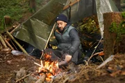 Jan Köppen am selbst entfachten Feuer.