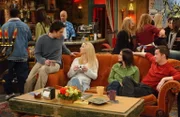 Als Mike (Paul Rudd, l.) seine Namen in Crap Bag (Mistsack) wechselt, entscheidet sich Phoebe (Lisa Kudrow, 2.v.l.), einfach nur Phoebe Buffay-Hannigan zu sein. Monica (Courteney Cox, 2.v.r.) und Chandler (Matthew Perry, r.) sind froh über diese Entscheidung ...