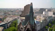 Die schönsten Aussichtspunkte Berlins. Ein Stadtspaziergang vom Müggelturm in Köpenick zum Juliusturm in Spandau, vom Fernsehturm in Mitte zum Fliegeberg in Lichterfelde. Doch welcher Blick auf die Stadt ist der beste? - Gedächtniskirche.