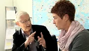 Überall in Deutschland gibt es „Brandenburgs und Brandenburgen“. Ein Blick über den Tellerrand genügt, um festzustellen, dass es ca. 3000 Telefonbucheintragungen auf den Namen Brandenburg gibt, und dass es etliche Wehranlagen gleichen Namens gibt. Carla Kniestedt und Ulli Zelle machen sich auf die Suche. - Carla Kniestedt mit Namenforscher Jürgen Udolph