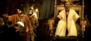 Der persische Großkönig Dareios (re.) und sein Sohn Xerxes (li.) im Thronsaal