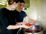 Sarah Wiener und Nicolas Tron kochen Hagebuttenmarmelade.