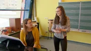 Anni (Nordisch Kombiniererin) mit Musiklehrerin Susanne Adelberg im Unterricht.
(Foto für alle Folgen)