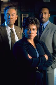 Lieutenant Anita Van Buren (S. Epatha Merkerson, Mi.) wird nahe gelegt, ihre Aufklärungsrate bei Mordfällen zu verbessern. So graben Detective Lennie Briscoe (Jerry Orbach, li.) und Detective Edward Green (Jesse L. Martin) ein zwanzig Jahre alten ungeklärten Mord wieder auf und finden nicht nur heraus, wieso wichtige Beweise in dem Fall verloren gingen, sondern können auch den Täter dingfest machen.