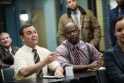 "Brooklyn Nine-Nine", "Das heilige Netzwerk der administrativen Assistenten." Seit Tagen hat Holt üble Laune und schikaniert seine Mitarbeiter. Die Schuld liegt anscheinend bei Jake. Er hat Holt bis aufs Blut gereizt. Doch Jake streitet alle Verantwortung ab. Um sich eine reine Weste zu verschaffen, versucht Jake gemeinsam mit Gina dem wahren Problem seines Chefs auf die Spur zu kommen. Indes versucht Charles einen Serien-Bankräuber dingfest zu machen. Vor Charles zeigt der Verdächtige sein wahres Gesicht, Amy und Rosa lassen sich jedoch von seiner Unschuldsmiene täuschen.Im Bild (v.li.): Joe Lo Truglio (Charles Boyle), Terry Crews (Terry Jeffords).