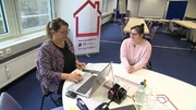 Frau Mittermaier (l.) von der Wohnungsnotfallhilfe berät Martina Strobl.