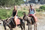 Jessica und Manfredas beim Esel reiten