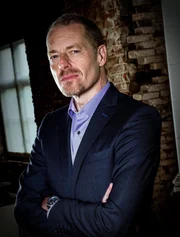 Jürgen Steenbeck (Oliver Sauer) hat einige Probleme in Kollmar zu lösen. Noch tut er dies mit Gelassenheit und Ruhe. Doch es brodelt in ihm!
