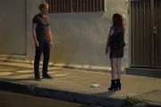 Jimmy (Chris Geere, l.); Gretchen (Aya Cash, r.)