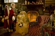 Weihnachten steht vor der Tür und der Weihnachtsmann (Achim Wolff) holt für die Bescherung seinen kostbaren Mantel aus dem Schrank.