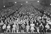 Zur ARTE-Sendung
Walt Disney (1/2)
2: Kinobesucher mit Micky-Maus-Masken im Jahr 1933
© Courtesy of the Mel Birnkrant Collection
Foto: ARTE
