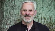 Eberhard Kügler ist Zen-Meister und Fernsehredakteur. Er zeigt, wie man beim Meditieren seinen inneren Schweinehund besiegt