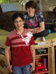 L-R: Josh Nichols (Josh Peck), Drake Parker (Drake Bell)
