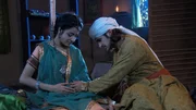 Kaiser Jalal Akbar (Rajat Tokas, re)
Königin Jodha Bai (Paridhi Sharma, li)