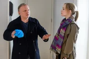 Kommissar Frank Thiel (Axel Prahl, l) und Nadeshda Krusenstern (Friederike Kempter, r) am Tatort.