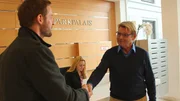 Dieter Könnes (l) mit Luxusimmobilienmakler Harald Robiné.