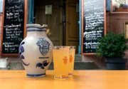 Im Traditionslokal Zum Bären in Frankfurt-Höchst, einem der ältesten Gasthäuser des Stadtteils, wird natürlich auch Apfelwein ausgeschenkt.
