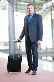 In der neuen investigativen Show "Die Reisechecker" mit Joachim Llambi wird des Deutschen zweitliebstes Kind auf den Prüfstand: den Urlaub. Gemeinsam mit prominenten Gästen wird Joachim Llambi im Auftrag der Zuschauer in den Urlaub geschickt. Jede Reise hat ein "Reise-Ziel" oder Thema.