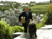 Auch ein alter Hund kann scharfe Zähne haben - wie Doc Martin (Martin Clunes) schmerzhaft feststellen muss ...