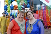 Zusammen mit Mama Irene (l.) wird Dauer-Single Beate auf Konfrontationskurs mit fremden Sitten und Gebräuchen, unbekannten Menschen und exotischen Tieren geschickt, u.a. lernen sie in Indien Bollywood kennen.