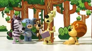 Alle spielen Fangen, nur Greta (2.v.re.) liest in ihrem Buch. Beim Rumtoben flattert Gretas letzte Seite davon und die Freunde versuchen, die Seite zu fangen.