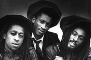 Sänger Brinsley Forde (Mi.) schaffte mit seiner Londoner Reggae Band Aswad 1988 mit "Don't Turn Around" den kommerziellen Durchbruch in Großbritannien.