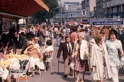 Mit etwas Glück konnte man am Pfingstsonntag geschmückte Pfingstochsen durch Berliner Straßen traben sehen. Pfingsten war auch die richtige Zeit, um mal wieder segeln zu gehen. Wie ausgelassen ging es früher rund um Pfingsten in Berlin zu? Der Film blickt zurück auf die Pfingstzeit der 1950er bis 90er Jahre und zeigt vergessene Aufnahmen aus dem Alltag. - Pfingsten am Ku'damm