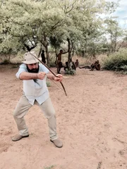 Koral Elci beim Bogenschiess-Training in Namibia.