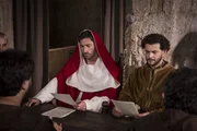 Kardinal Ugolino (Benjamin Sadler, Mitte links) studiert gemeinsam mit Elias (Vinicio Marchioni, Mitte rechts) die Ordensregeln des Franziskus.