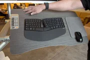 Ergonomische Arbeitsplätze können Haltungsschäden vorbeugen.