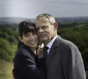 (7. Staffel) - Ist ihre Ehe noch zu retten? Doc Martin (Martin Clunes, r.) und Louisa (Caroline Catz, l.) beschließen, eine Therapie zu machen.