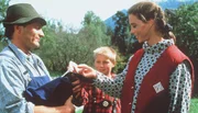 Franz (Gerhard Acktun) und sein Sohn Jakob (Stefan Berger) finden Traudl (Carin C. Tietze) sehr sympathisch.