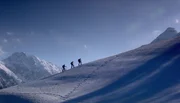 Bayerisches Fernsehen UNTER UNSEREM HIMMEL, "Alpen abseits des Trubels - Alternative Bergsteigerdorf", am Sonntag (11.01.15) um 19:00 Uhr.
Lange war die Zeit nicht reif für den "sanften Tourismus". Die Winterurlauber wollten Hunderte von Pistenkilometern und auch rundherum noch etwas erleben. Das Gegenmodell sind "Bergsteigerdörfer": Mittlerweile gibt es in Österreich 20 "Bergsteigerdörfer", darunter das Lesachtal im südlichen Kärnten nahe der Osttiroler Grenze, dem sich Brigitte Kornberger in ihrem Film besonders widmet. Sanfter Tourismus abseits des großen Skizirkus.