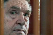Der sizilianische Mafiaboss Salvatore "Totò" Riina wird zu einer unkürzbaren lebenslangen Freiheitsstrafe verurteilt.