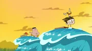 Kurt und Scotty (v.l.) versuchen sich auf dem See am Camp Sunmpfgrund im Wellenreiten.