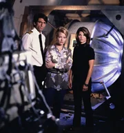 Pilot Scott Nash (Vincent Spano) , Dr. Linda McCoy (Lori Loughlin,r.) und Vivian Henry (Gail O'Grady).