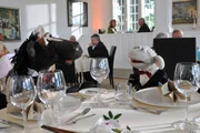 Wolle und Pferd sind eingeladen - in das schickste Restaurant der Stadt!