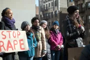 Gruppenvergewaltigung auf dem Campus: Bei einer Demonstration enttarnt sich das Opfer dann als Heather Manning (Ally Ioannides, 2.v.r.) und erklärt sich bereit, mit den Ermittlern zu kooperieren und ihre Peiniger zu benennen.