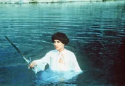 Prinzessin Fantaghirň, Teil 2
Immer noch im Unklaren über die Identität seines Gegners, lädt Romualdo Fantaghiro (Alessandra Martines) nun zu einem Schwimmwettkampf ein. Spätestens bei der Entkleidung würde man das wahre Geschlecht des Ritters erkennen.