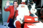 "Hör mal, wer da hämmert", "Sammeln für einen guten Zweck." Tim will zu Weihnachten unbedingt Dr. Johnson übertreffen und stellt einen 5 Meter hohen Weihnachtsmann im Garten auf. Mark und Randy sammeln Geld für das Kinderheim. Randy entwendet dabei Spendengeld für sich. Nach einem Besuch im Kinderheim plagt ihn das schlechte Gewissen.Im Bild (v.li.): Tim Allen (Tim), Richard Karn (Al Borland).