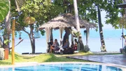 Zweite Chance für die ganz große Liebe: Bei "Bachelor in Paradise" treffen Singles, die bei _Der Bachelor_ oder _Die Bachelorette_ teilgenommen haben, in einem Resort in Thailand aufeinander und haben dort die freie Wahl: Wen möchten sie näher kennenlernen?