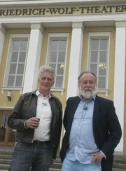 Max Moor (li.) trifft den Entertainer Friedrich Lichtenstein in Eisenhüttenstadt.