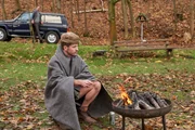 Alex Rode (Jan Hartmann, r.) grillt und chillt am See, als plötzlich Richard (Marc Oliver Schulze) aus einem Auto aussteigt.